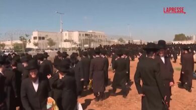Israele, ebrei ultraortodossi contro l'arruolamento obbligatorio davanti a una prigione militare