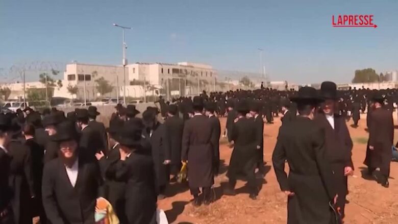 Israele, ebrei ultraortodossi contro l'arruolamento obbligatorio davanti a una prigione militare