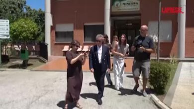 Maturità 2026, Pupo finisce la prima prova e canta coi prof: “Sarà perché ti amo”