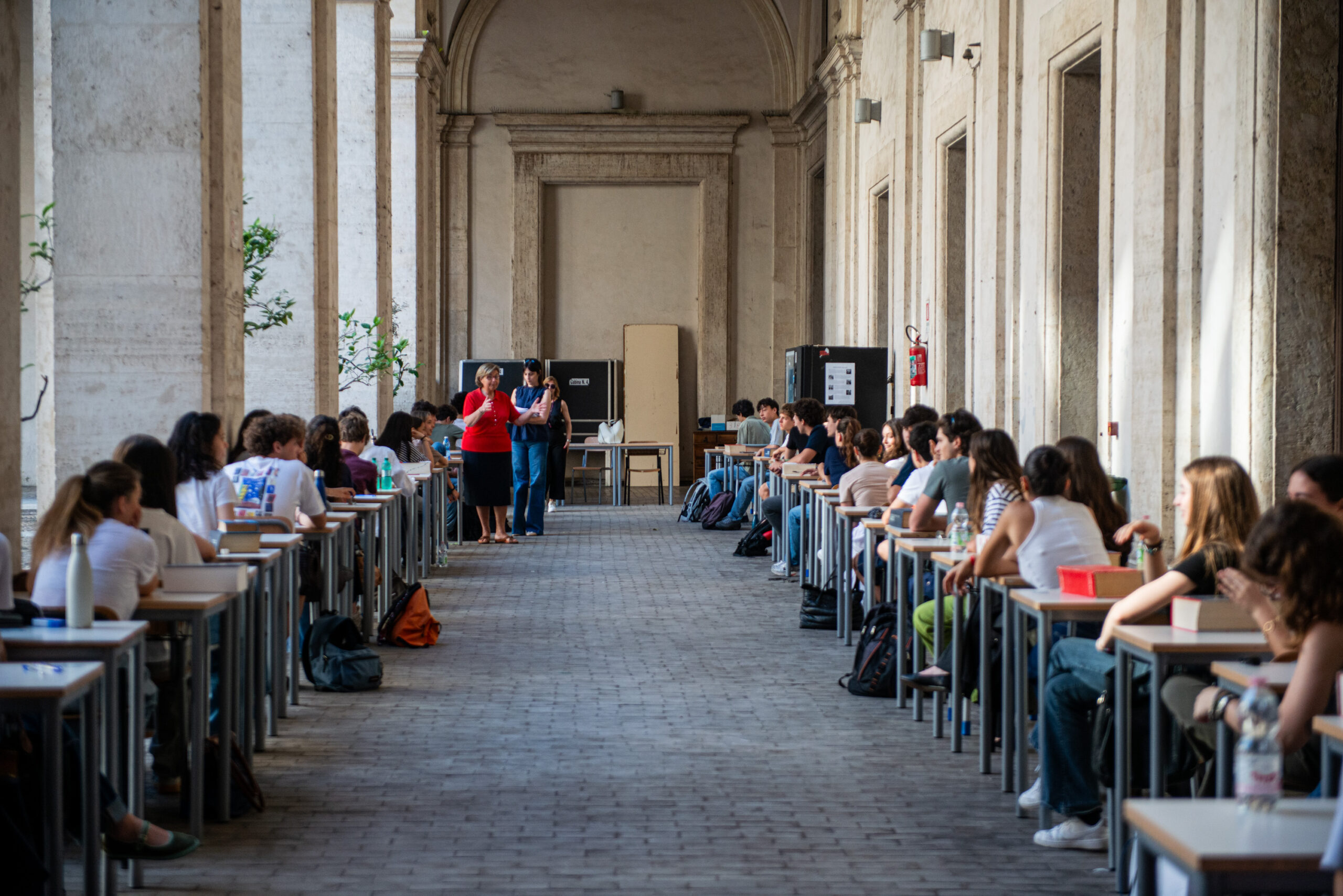 Maturità 2026, al tema di italiano la traccia più scelta è il brano di Mario Calabresi. Domani la seconda prova – La diretta