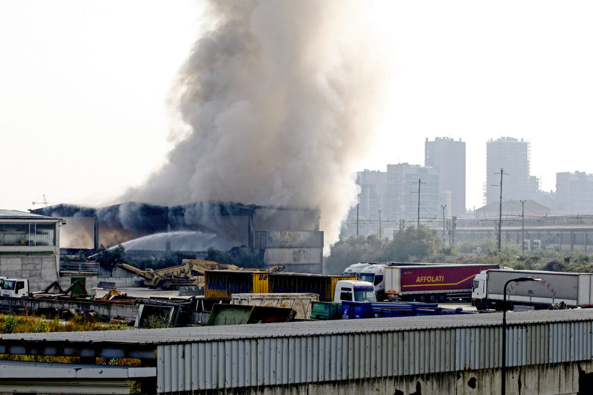 livorno incendio in ditta smaltimento rifiuti asili chiusi regolari esami maturit224 da Lapresse.it livorno incendio in ditta smaltimento rifiuti asili chiusi regolari esami maturit224