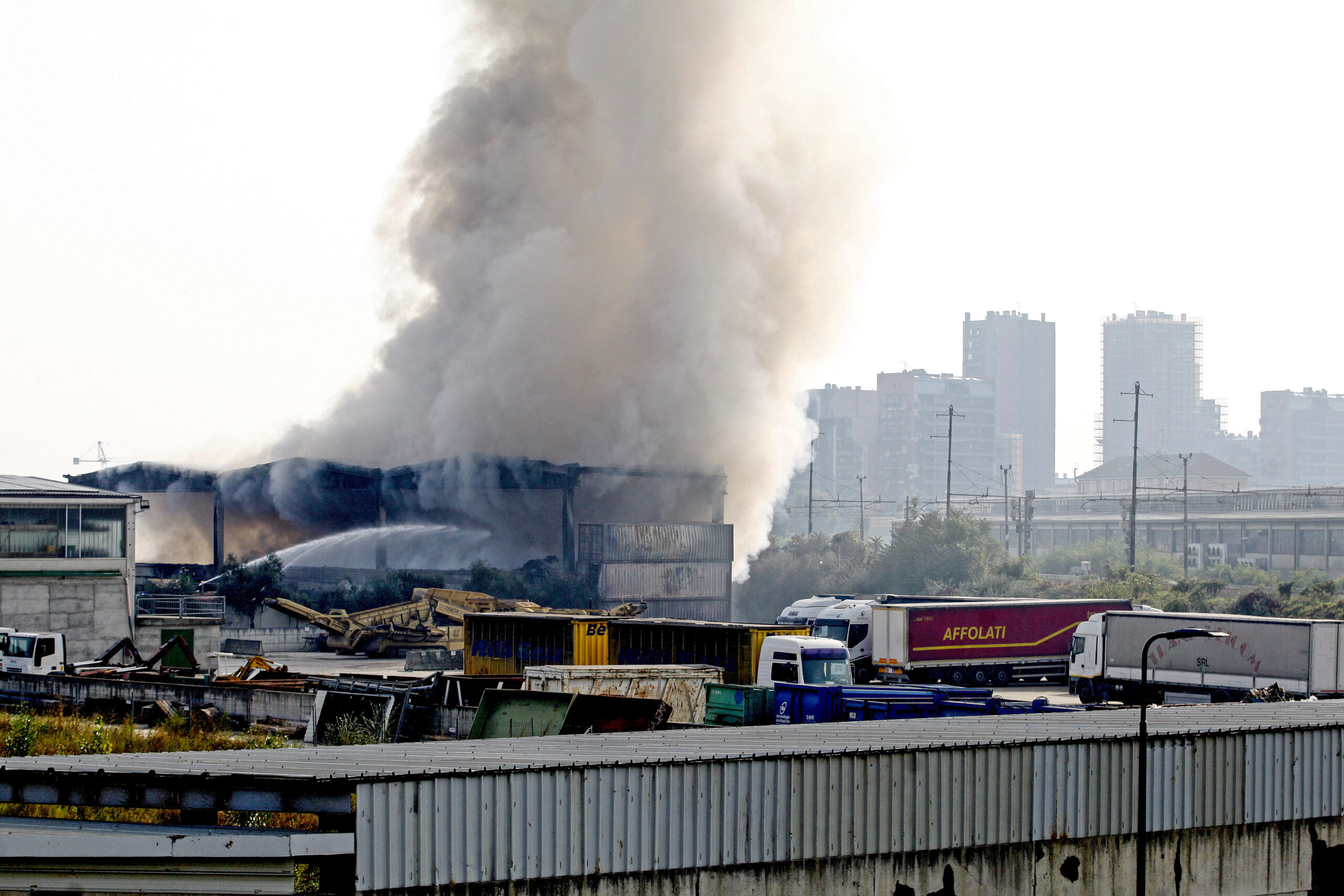 Livorno, incendio in ditta smaltimento rifiuti: asili chiusi, regolari esami maturità