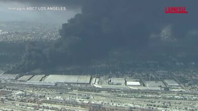 Los Angeles, maxi incendio in un magazzino di Boyle Heights