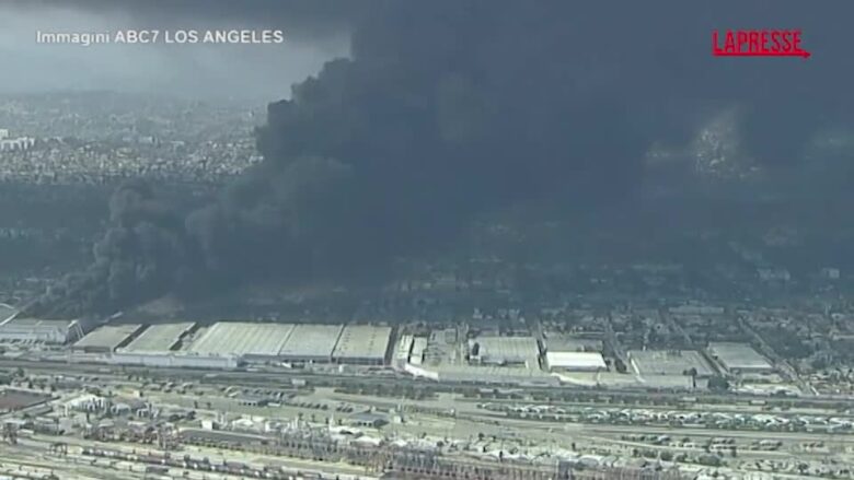 Los Angeles, maxi incendio in un magazzino di Boyle Heights