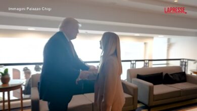 Meloni-Trump, incontro al G7: stretta di mano e sorrisi tra la premier e il presidente Usa