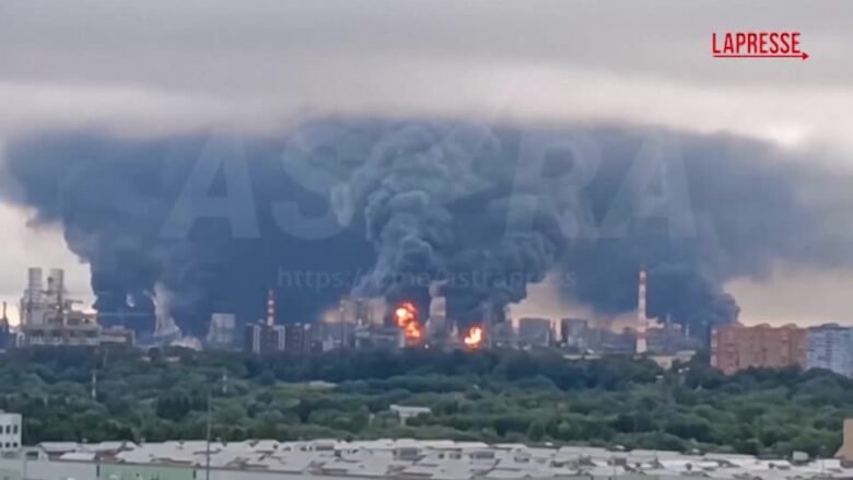 Russia, raffineria colpita da droni ucraini alla periferia di Mosca: coltre di fumo nero sulla capitale