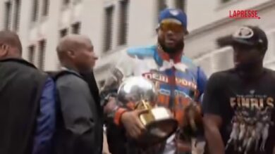 New York, i Knicks sfilano per le strade per celebrare la vittoria del titolo Nba