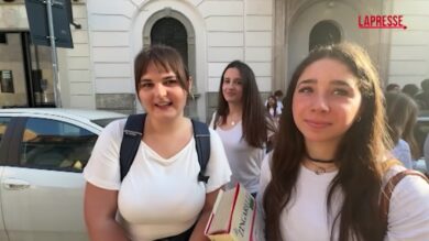 Maturità 2026, studenti in attesa al Parini di Milano: Pirandello e Costituzione i temi in Top 10