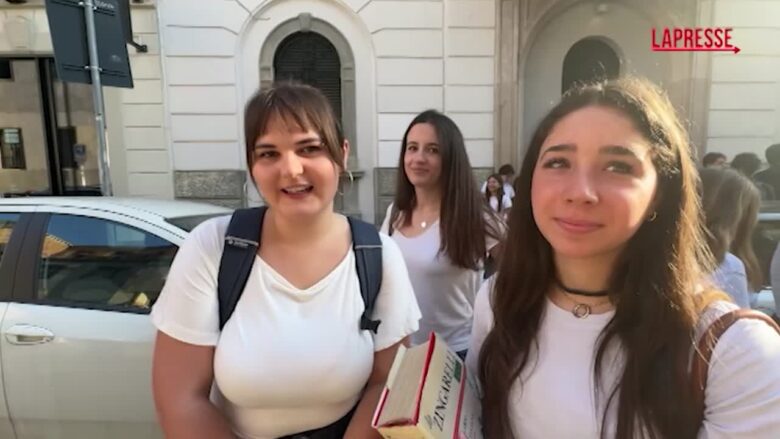 Maturità 2026, studenti in attesa al Parini di Milano: Pirandello e Costituzione i temi in Top 10