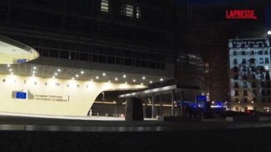 Bruxelles, "Lottate per noi, non per i miliardari di Trump": il messaggio proiettato alla vigilia del Consiglio Europeo