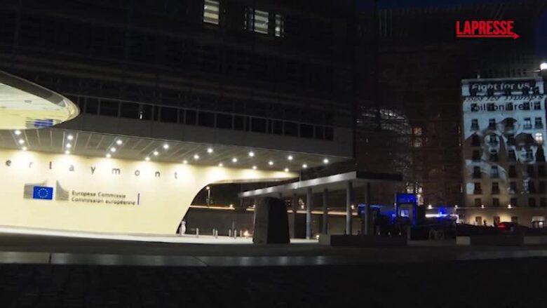 Bruxelles, "Lottate per noi, non per i miliardari di Trump": il messaggio proiettato alla vigilia del Consiglio Europeo