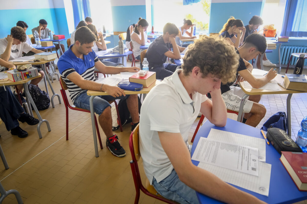 maturit224 2026 oggi la seconda prova scritta latino al classico matematica allo scientifico 8211 la diretta da Lapresse.it maturit224 2026 oggi la seconda prova scritta latino al classico matematica allo scientifico 8211 la diretta