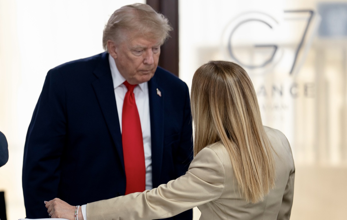 Trump: “Meloni mi ha implorato di fare una foto con lei, mi ha fatto pena”. La premier: “Allibita, dichiarazioni inventate”