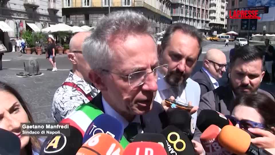 amministratori sotto tiro flash mob a napoli di oltre 100 sindaci davanti alla prefettura da Lapresse.it amministratori sotto tiro flash mob a napoli di oltre 100 sindaci davanti alla prefettura