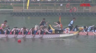 Cina: a Pechino lo spettacolo del dragon boat