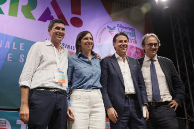 Italia-Usa, opposizioni solidali con Meloni, ma non senza distinguo. Schlein: “La premier apra gli occhi”