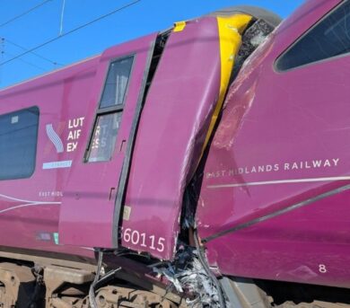 Londra, scontro tra due treni: morto un macchinista