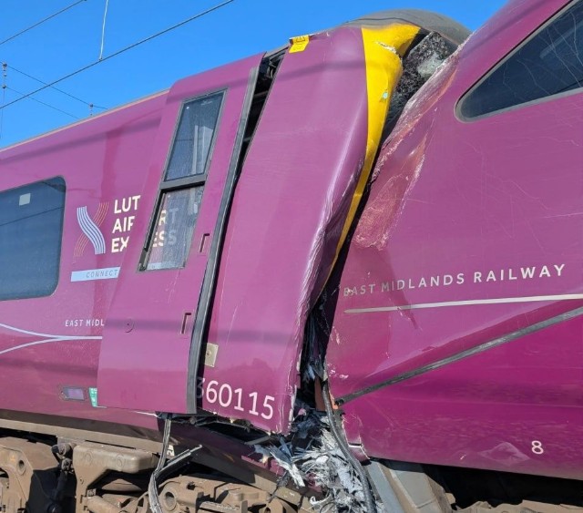 londra scontro tra due treni morto un macchinista da Lapresse.it londra scontro tra due treni morto un macchinista