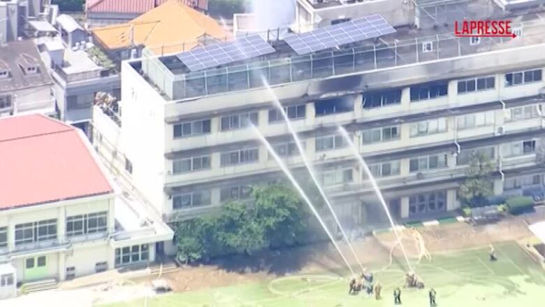 Giappone, incendio in una scuola elementare di Tokyo, evacuate 300 persone