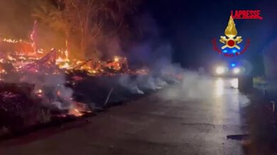 Napoli, incendio nel Parco Archeologico di Longona: l'intervento dei vigili del fuoco
