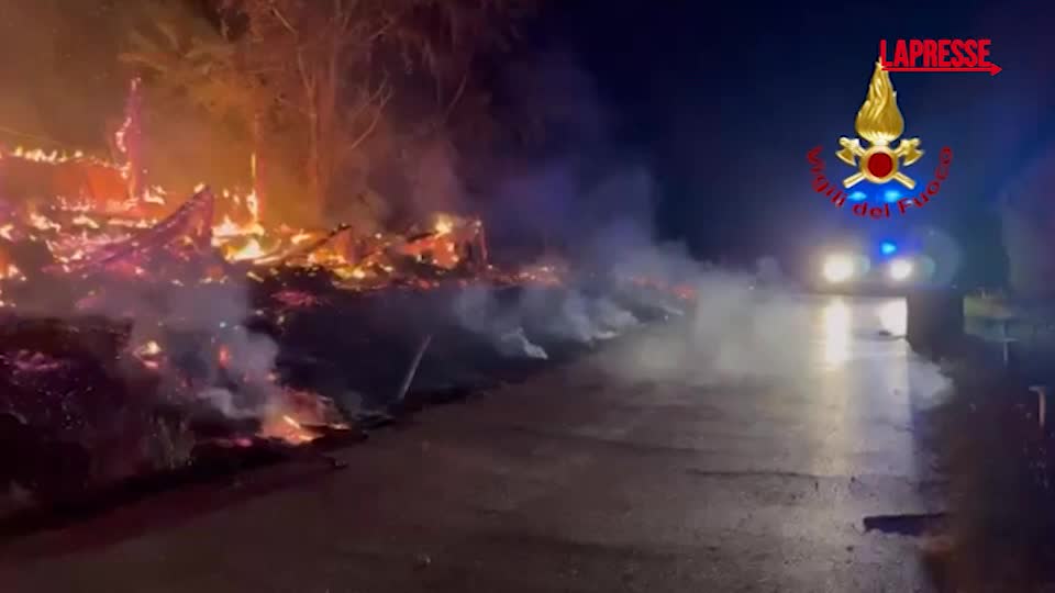 napoli incendio nel parco archeologico di longona l intervento dei vigili del fuoco da Lapresse.it napoli incendio nel parco archeologico di longona l intervento dei vigili del fuoco