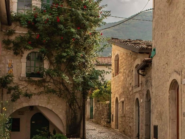 Sorelle scomparse all’Aquila, notati due individui sospetti prima dell’allontanamento