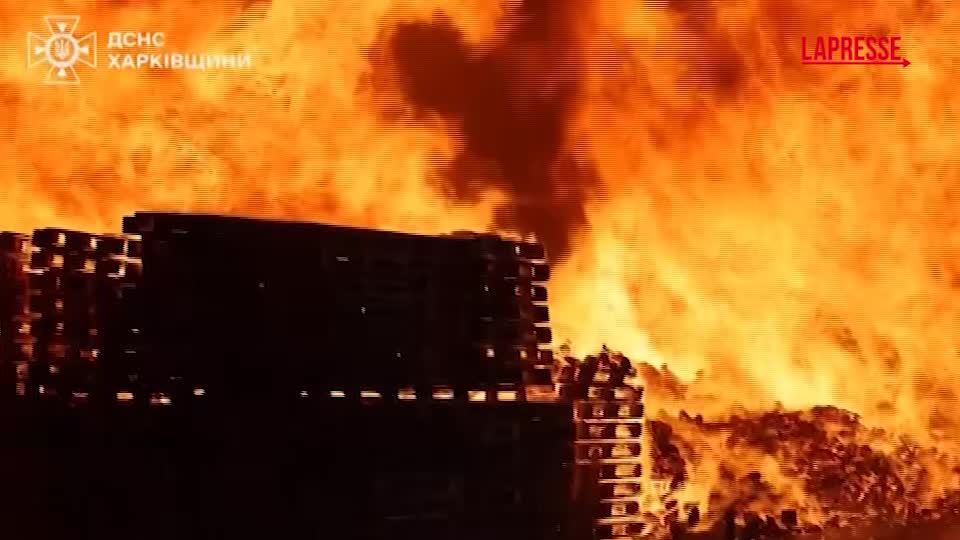 ucraina attacchi russi su kharkiv e odessa soccorritori al lavoro per spegnere gli incendi da Lapresse.it ucraina attacchi russi su kharkiv e odessa soccorritori al lavoro per spegnere gli incendi
