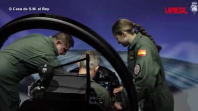 Spagna: Leonor e Felipe VI pilotano insieme due aerei, abbraccio all'atterraggio