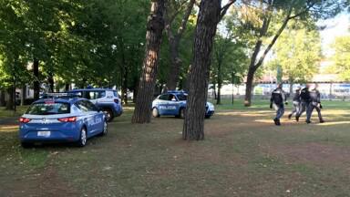 Brescia, tenta di strangolare bimbo di 3 anni al parco: arrestato 29enne