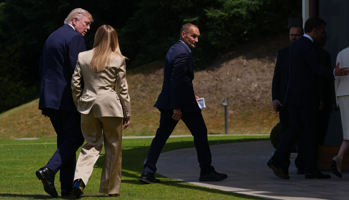 Trump: “Meloni mi ha implorato di fare una foto con lei”. La premier: “Allibita, invenzioni”. Poi il presidente Usa: “Non la voglio come sostenitrice” Trump: “Meloni mi ha implorato di fare una foto con lei”. La premier: “Allibita, invenzioni”. Poi il presidente Usa: “Non la voglio come sostenitrice”
