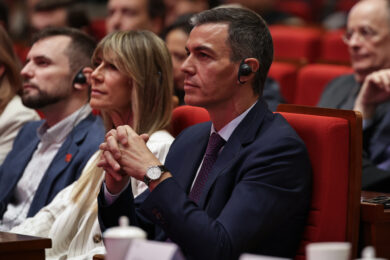 Spagna, la moglie del premier Sanchez rinviata a giudizio: ritirato il passaporto