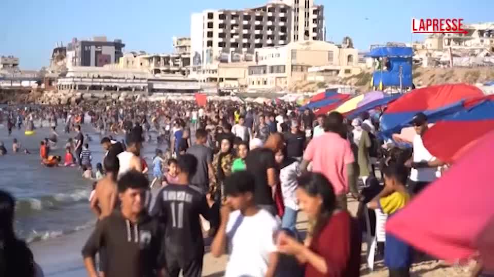 gaza momento di relax per gli abitanti spiagge prese d assalto per sfuggire al caldo da Lapresse.it gaza momento di relax per gli abitanti spiagge prese d assalto per sfuggire al caldo