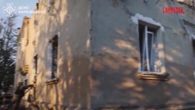Ucraina, attacchi russi su Kharkiv: soccorritori cercano le vittime tra le macerie