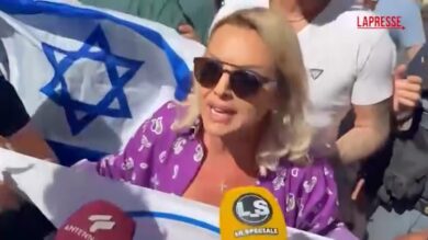 Roma Pride 2026, Pascale in piazza con Adinolfi con bandiere Israele e Iran: "Il nostro diritto a esserci è diritto di tutti"