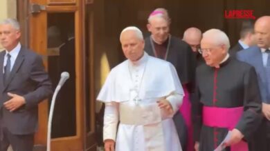 Papa Leone XIV a Pavia, bagno di folla per Prevost fuori da San Pietro in Ciel D’Oro