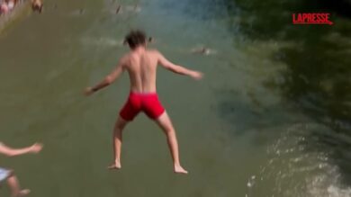 Parigi, Canale Saint-Martin preso d’assalto: tuffi per combattere il caldo estremo
