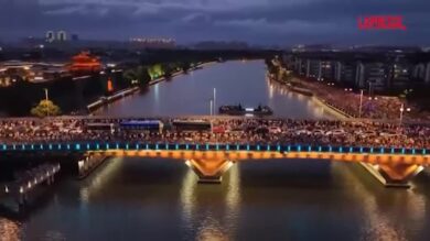 Cina, la sfilata delle barche del Drago d’Oro al Festival di Duanwu