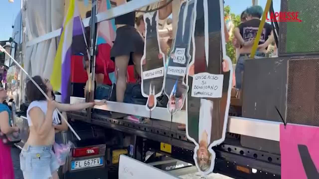 roma pride 2026 trump musk netanyahu a testa in gi249 vannacci immondizia da Lapresse.it roma pride 2026 trump musk netanyahu a testa in gi249 vannacci immondizia