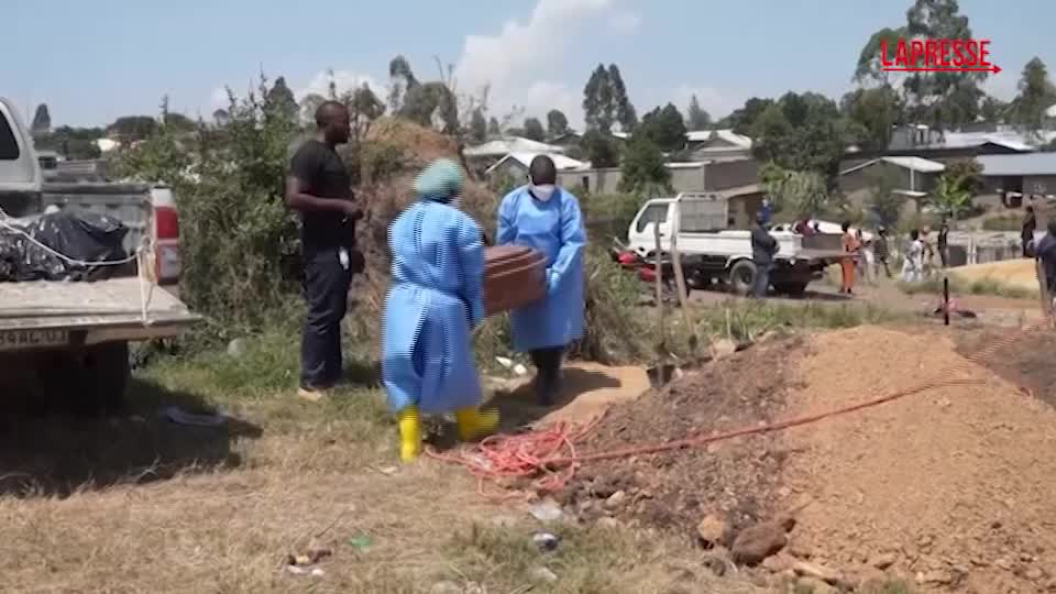 ebola funerale di una bambina di 6 mesi in congo da Lapresse.it ebola funerale di una bambina di 6 mesi in congo