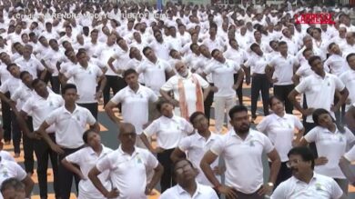 India, Modi guida la Giornata Internazionale dello Yoga facendo esercizi insieme a migliaia di persone a Calcutta