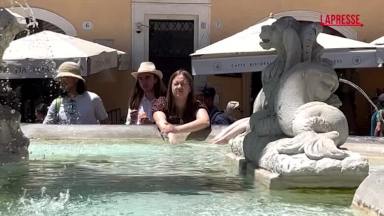 Roma, turisti alle prese con l’ondata di caldo. Code alle fontanelle e ventilatori portatili