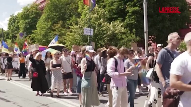 Ucraina, Pride sotto le sirene a Kiev: la marcia si ferma e si rifugia nella metro
