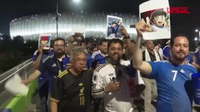 Mondiali 2026, la festa dei tifosi del Giappone dopo la vittoria sulla Tunisia