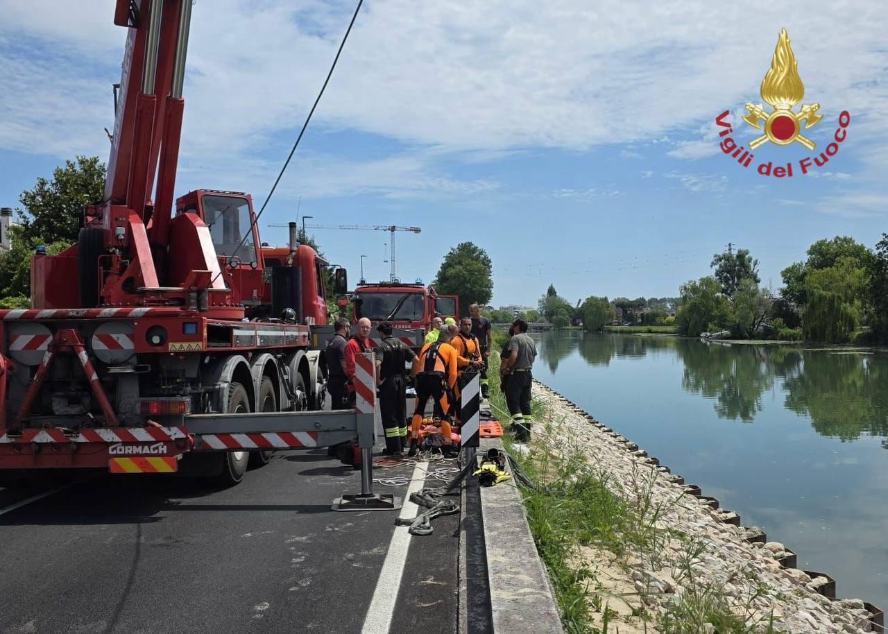 Jesolo, auto nel fiume Sile: un morto
