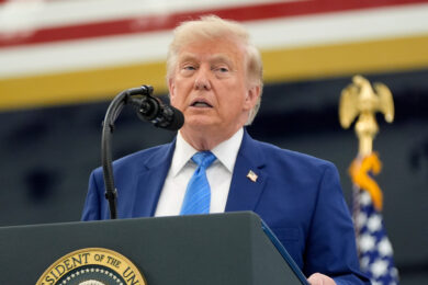 Usa-Iran, Vance ai colloqui in Svizzera: “Fatto progressi”, ma nuovo scambio di minacce con Teheran. Trump attacca di nuovo l’Italia: “Difeso Roma per decenni e ora non difende noi”