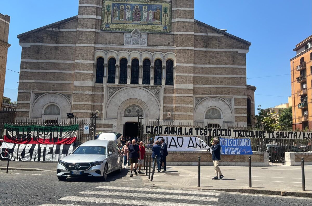 Roma, Arianna Meloni e Donzelli ai funerali di Anna Cece Roma, Arianna Meloni e Donzelli ai funerali di Anna Cece