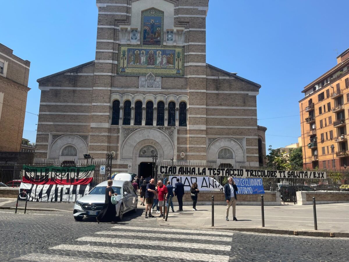 Roma, Arianna Meloni e Donzelli ai funerali di Anna Cece Roma, Arianna Meloni e Donzelli ai funerali di Anna Cece