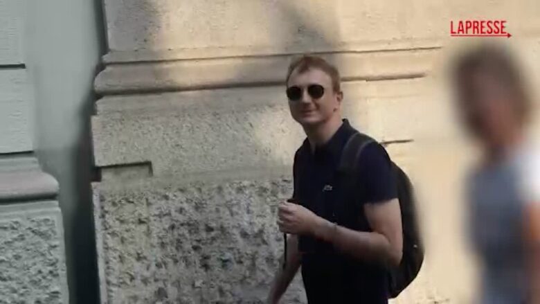 Alberto Stasi va al lavoro a Milano e scherza coi cronisti: il video