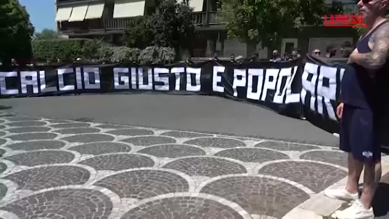figc davanti a hotel protesta ultras 8216per calcio giusto e popolare8217 da Lapresse.it figc davanti a hotel protesta ultras 8216per calcio giusto e popolare8217