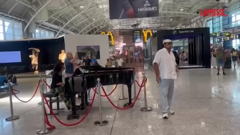 Cagliari, la Turandot in aeroporto: il flash mob fra trolley e applausi
